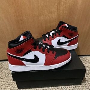 Nike Air Jordan 1 Mid GS Chicago Black Toe